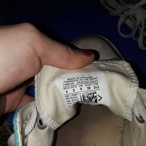 Blue low top converse shoes.